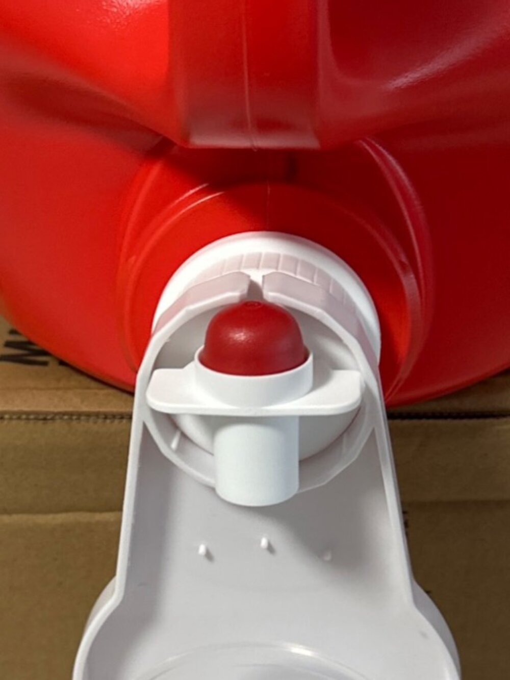 Recipiente dispensador de bebidas de plástico en color rojo, con diseño